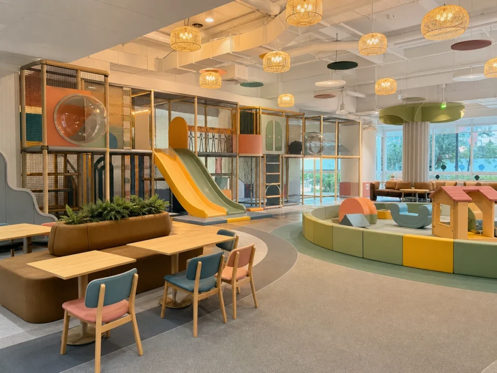 Bunter Indoor-Spielplatz mit Sitzgelegenheit