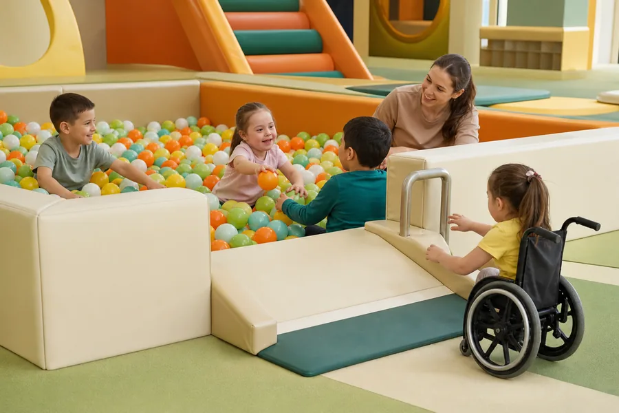 Piscina de bolas blanda, de fácil acceso y con entrada baja, para niños con diferentes capacidades