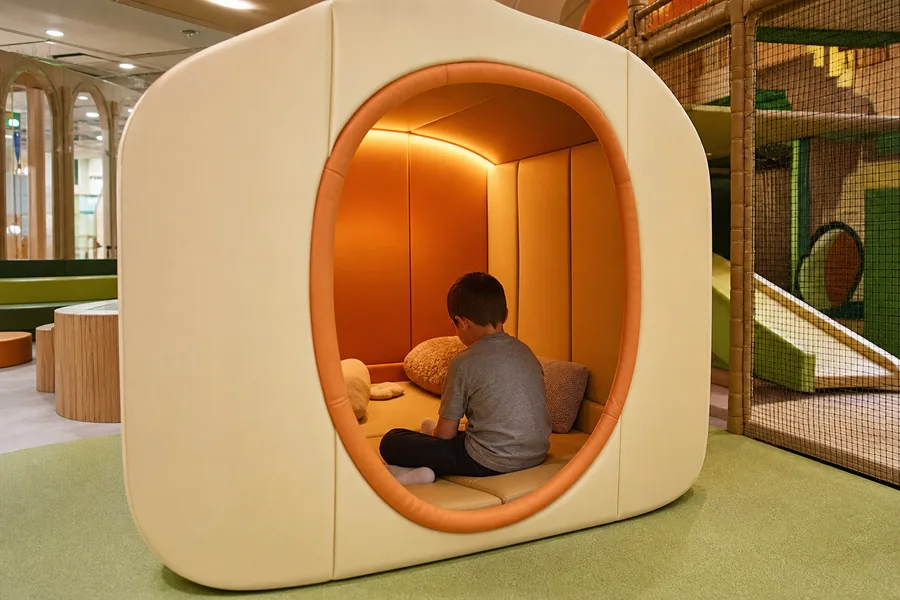 Cabina acolchada y cerrada para relajarse, ideal para un momento de tranquilidad sensorial en un parque infantil cubierto