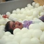 Offizielles Foto des Bällebad-Spielbereichs von „La Tribu Kids & Coffee“