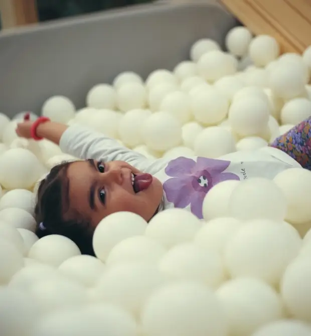 Foto oficial de La Tribu Kids & Coffee de su zona de juegos con piscina de bolas